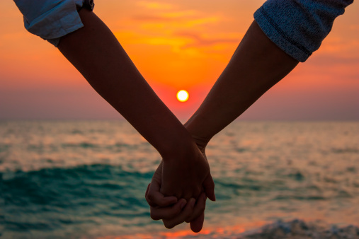 couple-holding-hands-sunset150685331pc